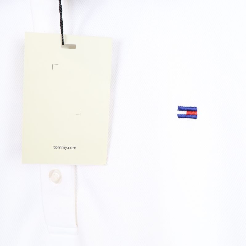 Närbild av broderad logotyp