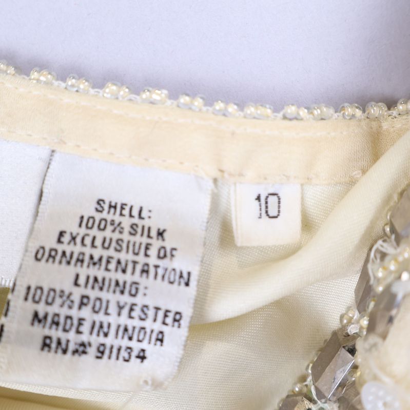Materialetikett på klänningen visar silke och polyester