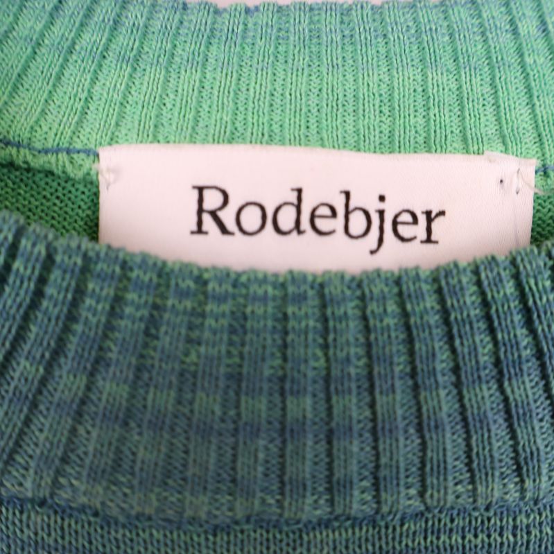Rodebjer etikett i halsen på tröjan