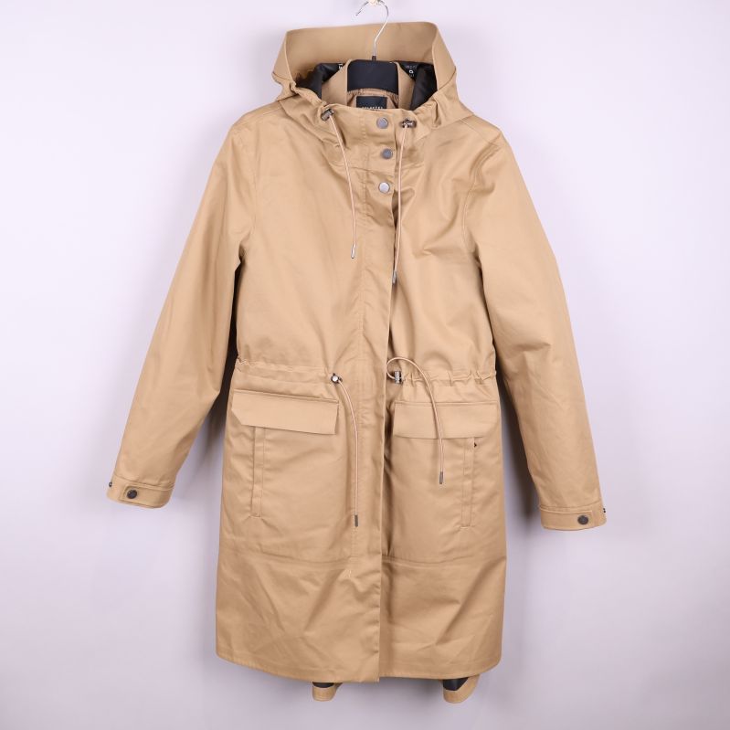 Beige parkas med dragsko och fickor