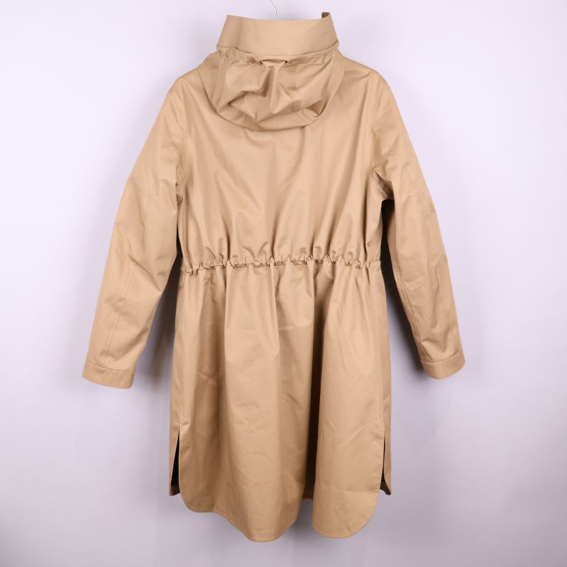 Baksidan av beige parkas med huva