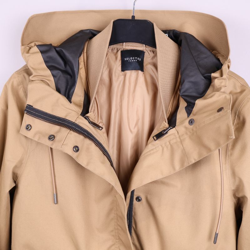 Närbild av parkas med huva och dragkedja