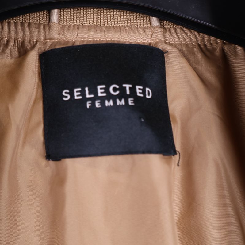 Märkesetikett Select Femme i parkas