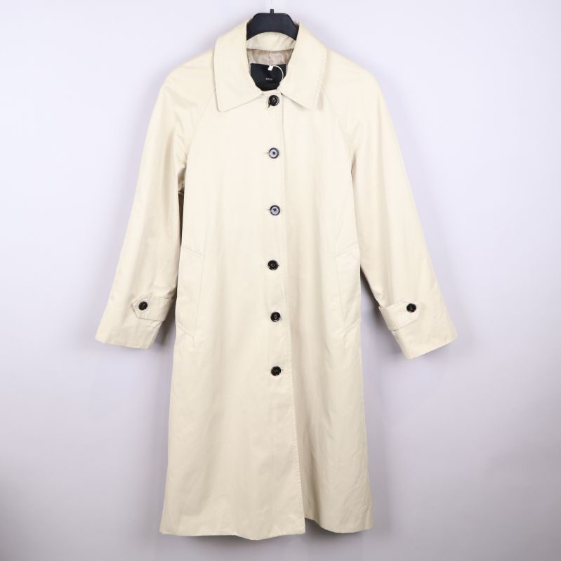 Beige trenchcoat framifrån med knappar
