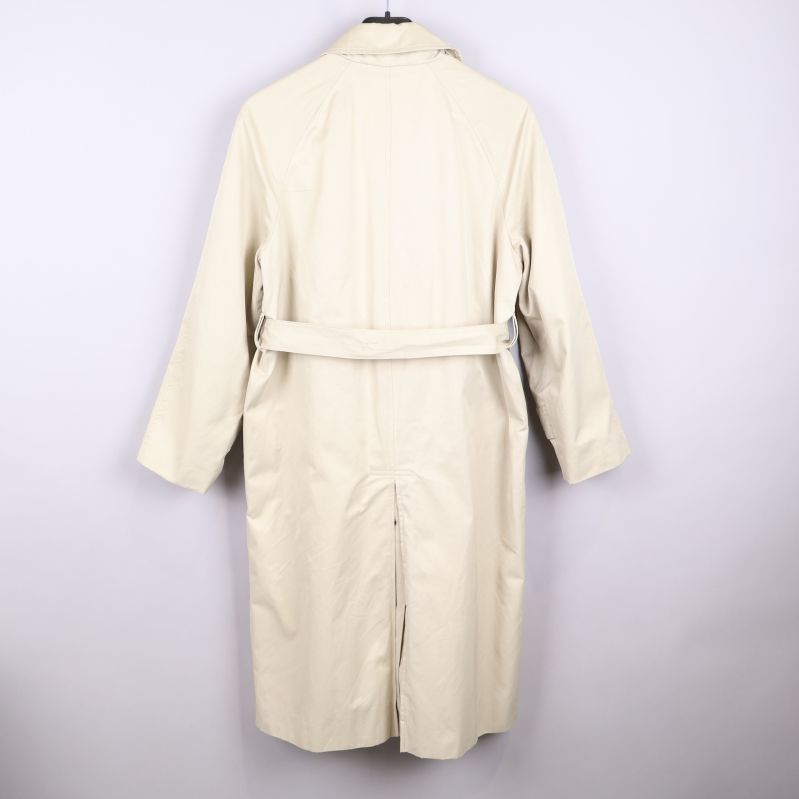 Beige trenchcoat bakifrån med bälte