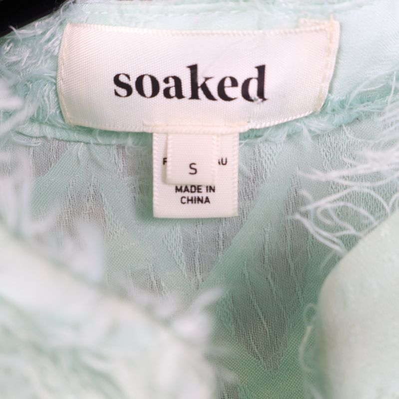 Soaked etikett på insidan av mintgrön blus