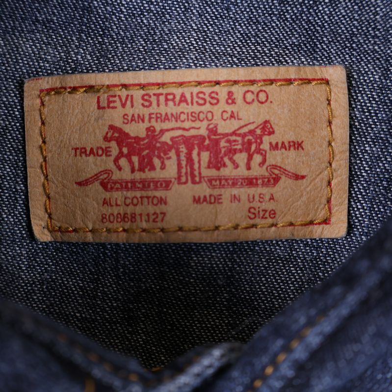 Namn och tillverkningsetikett på jeansskjorta