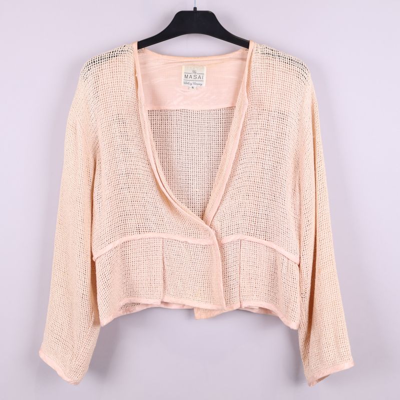 Framsida av beige cardigan med nätmönster