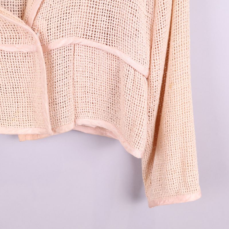 Närbild av ärmen på beige cardigan
