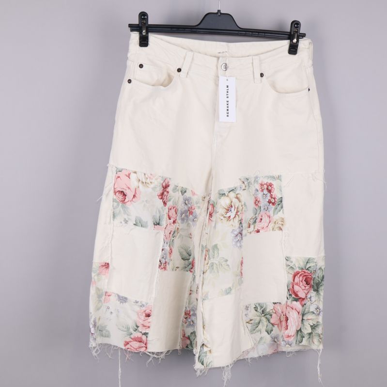 Vita shorts med blommiga lappar framtill