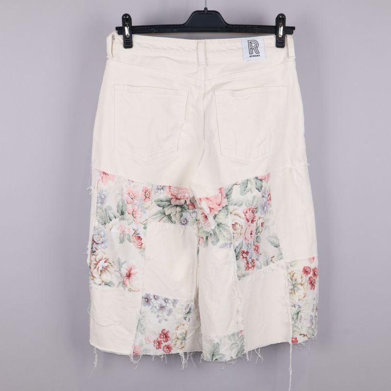 Vita shorts baksida med blommiga lappar