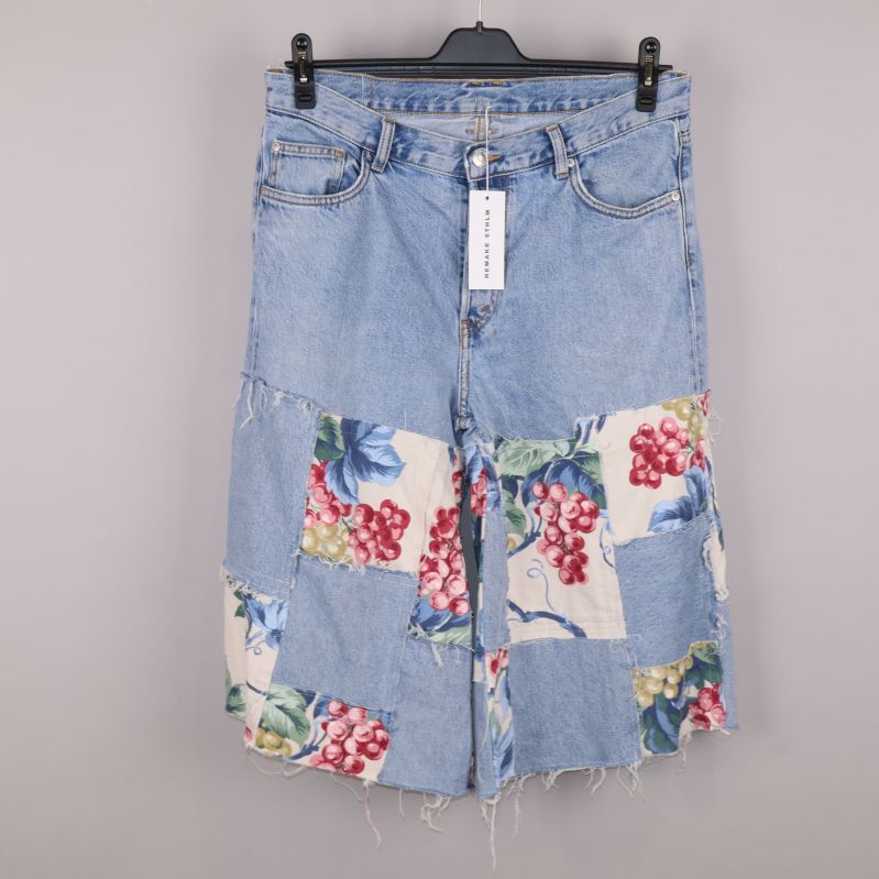 Jeans shorts med blommiga lappar fram