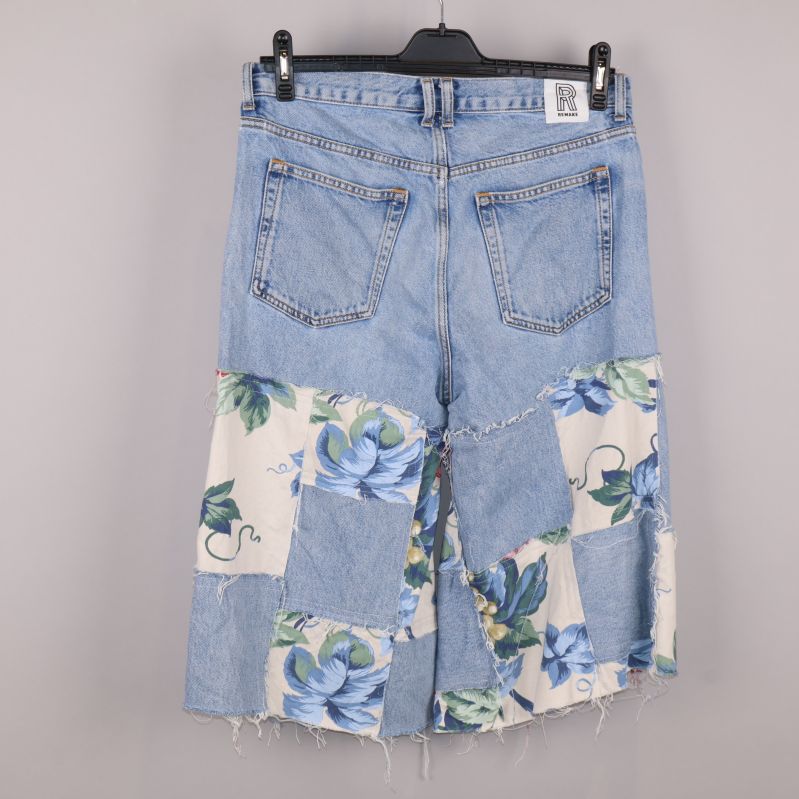 Jeans shorts med blommiga lappar bak