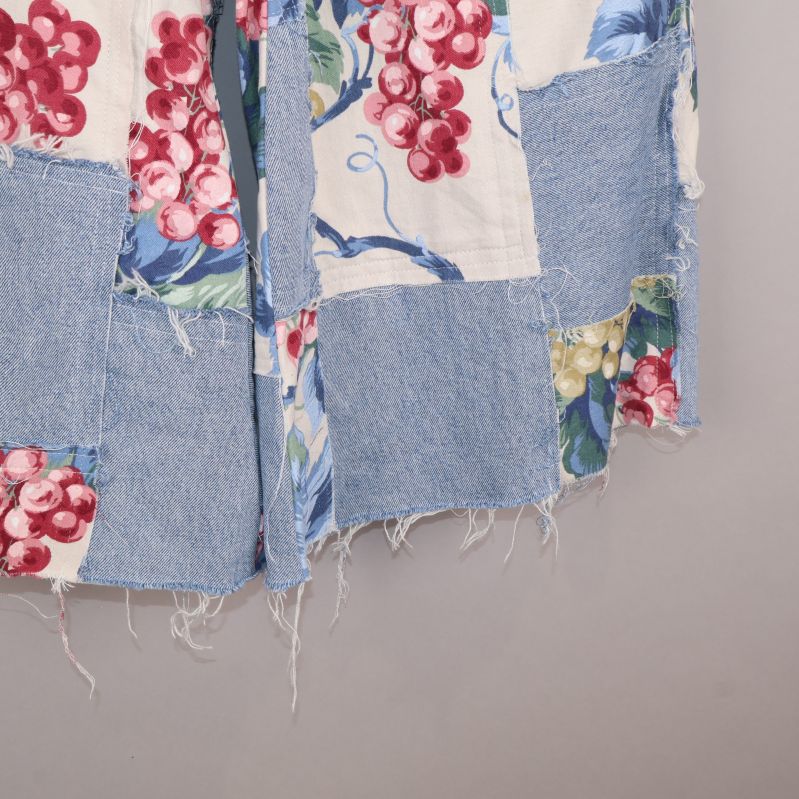 Detaljer av blommiga lappar på shorts