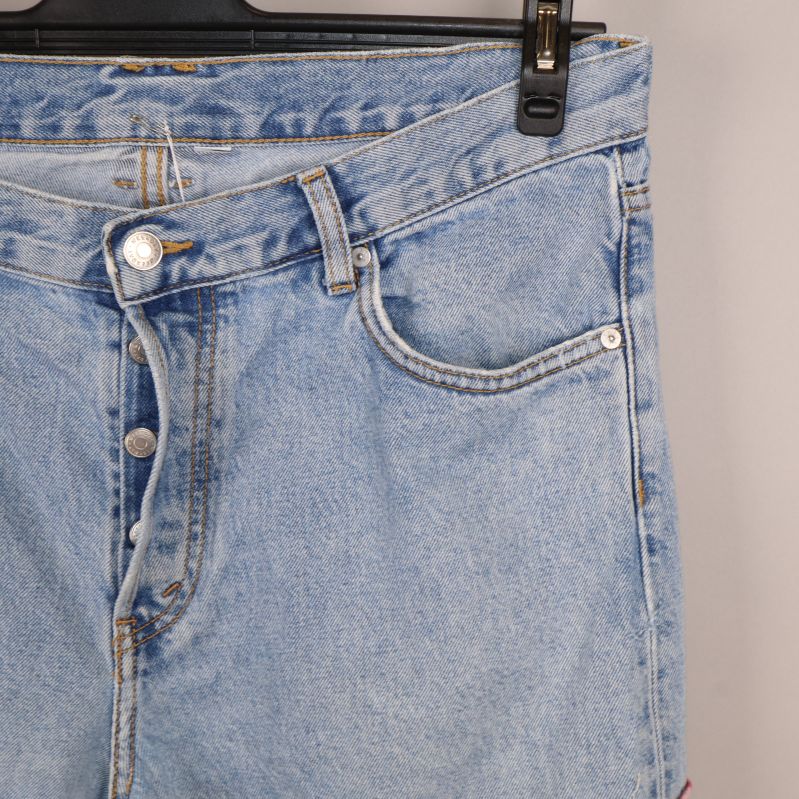 Närbild på jeans shorts framficka