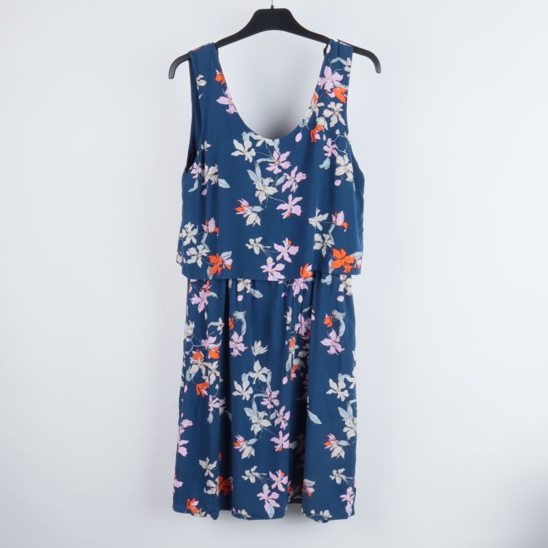 Blå klänning med blommönster bakifrån