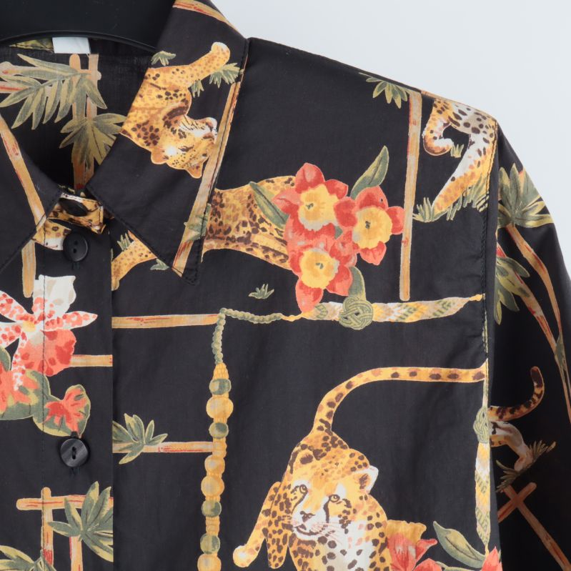 Närbild av skjortans tiger och blomdesign