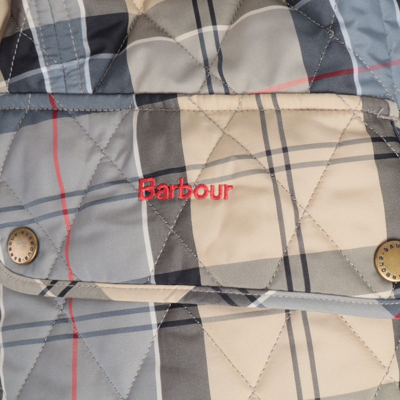 Ficka med Barbour-logga på rutig jacka