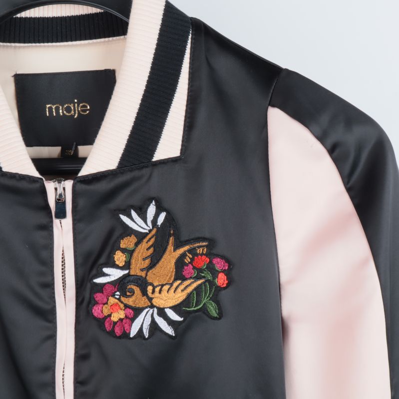 Närbild av broderad design på bomberjacka