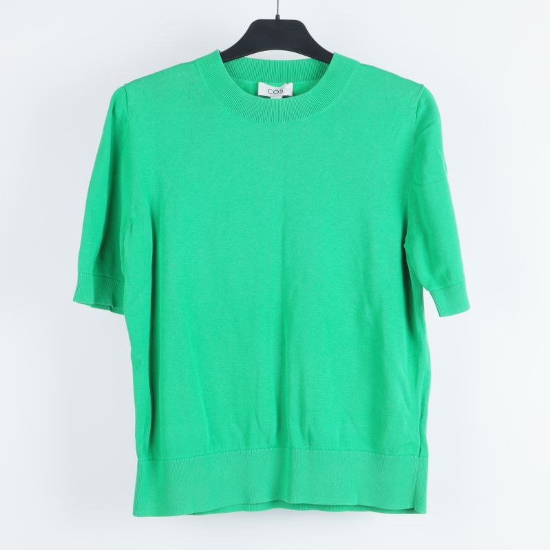 Framsida av grön T-shirt med rund hals