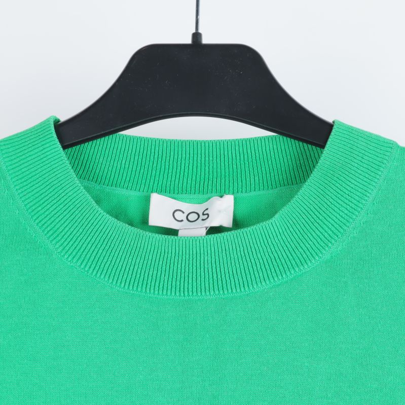 Halsringning på grön T-shirt