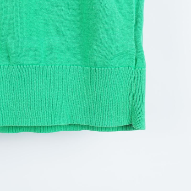 Nederkant av grön T-shirt