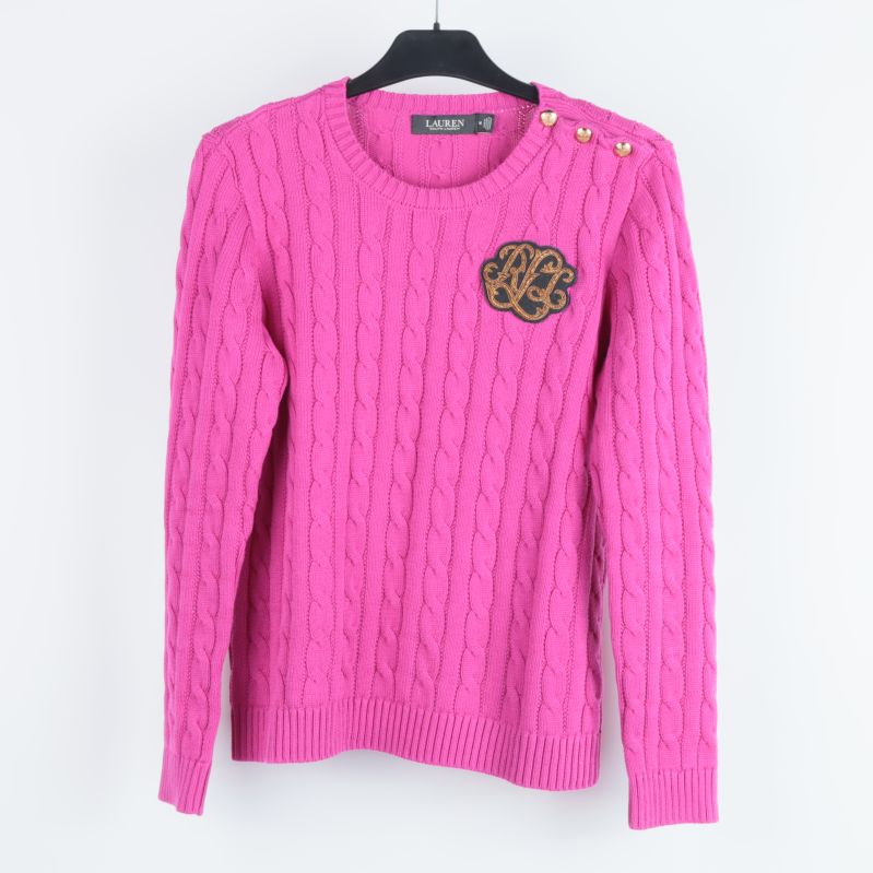 Rosa kabelstickad tröja på galge