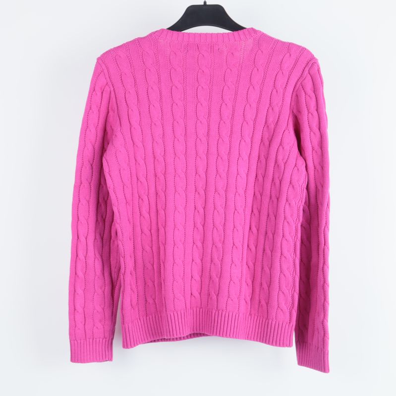 Baksidan av rosa kabelstickad tröja