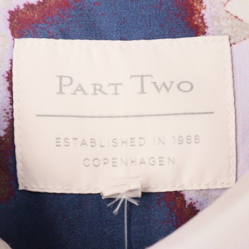 Märkettikett med 'Part Two' på skjorta