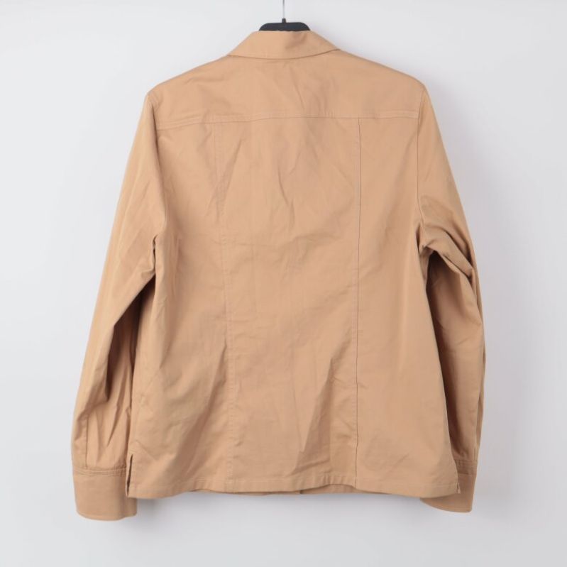 Baksidan av beige skjorta