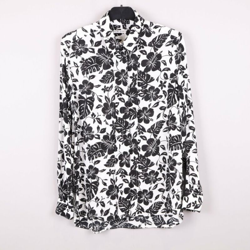 Svartvitt blommigt mönster på skjorta framifrån