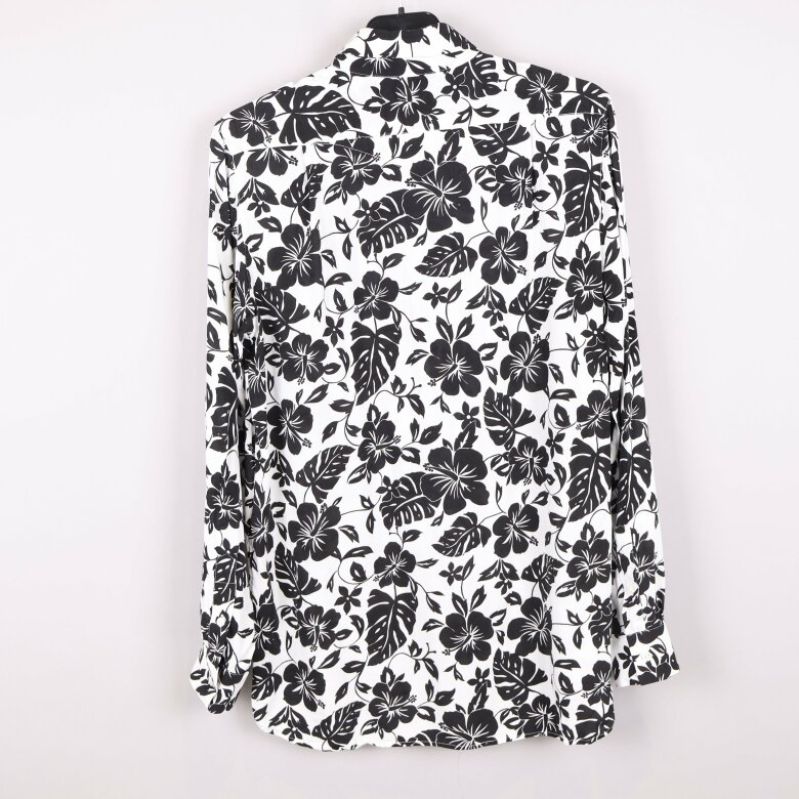 Baksida av skjorta med blommigt mönster