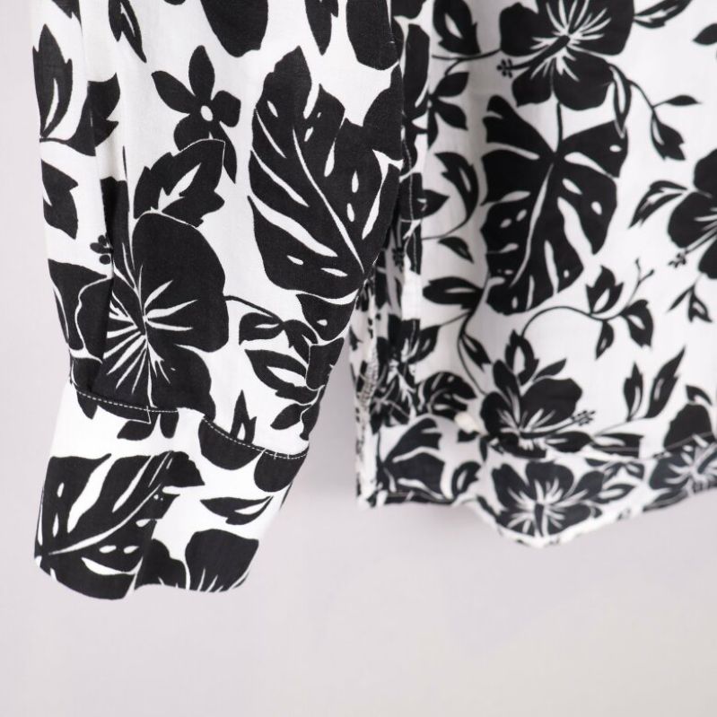 Närbild på skjortans ärm med mönster