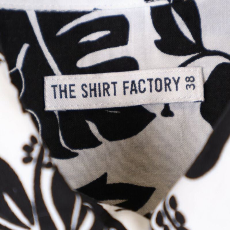 Märkesetikett från The Shirt Factory på insidan