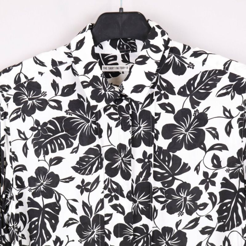 Överdel med krage i svartvitt blommigt mönster