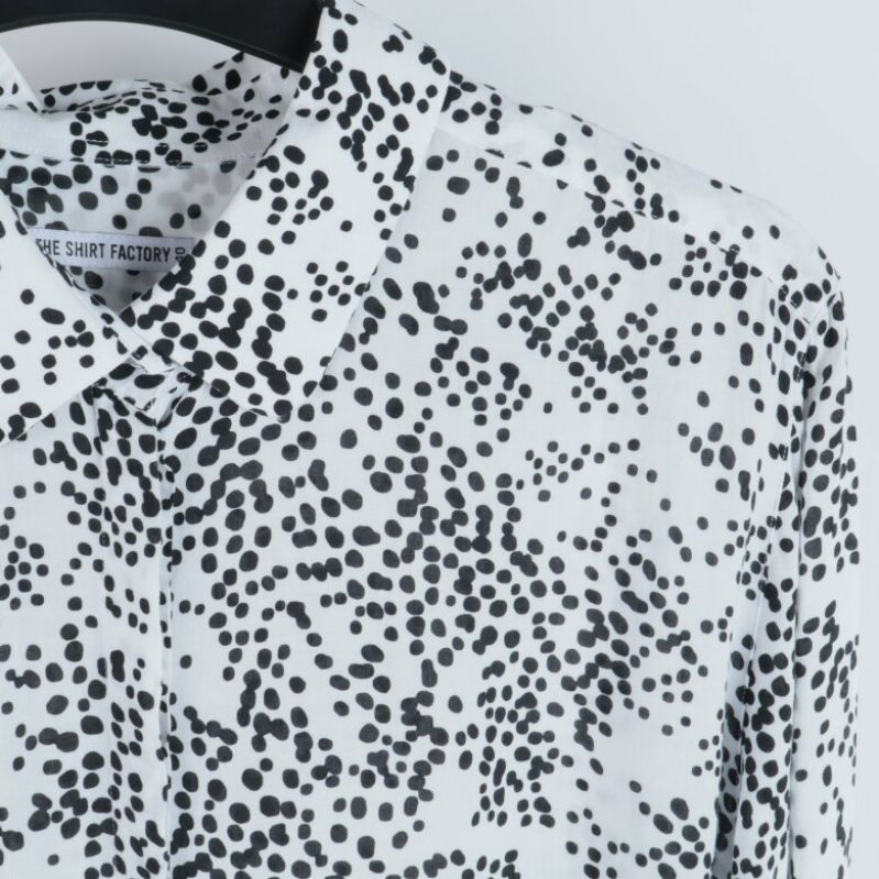 Närbild av skjortans prickiga mönster och krage