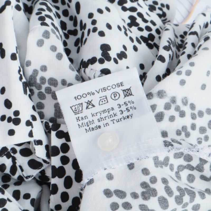 Materialetikett av skjortan med information