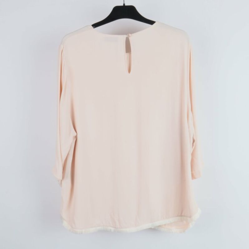 Baksidan av beige blus med knäppning