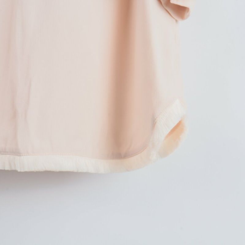 Nederdelen av beige blus 