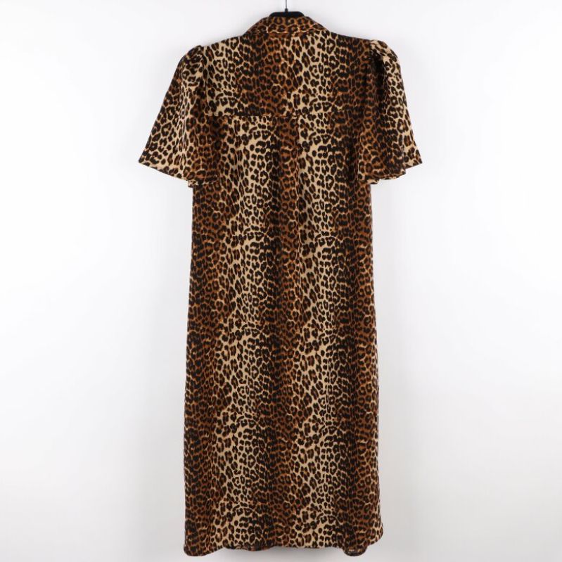 Leopardmönstrad klänning bakifrån med korta ärmar