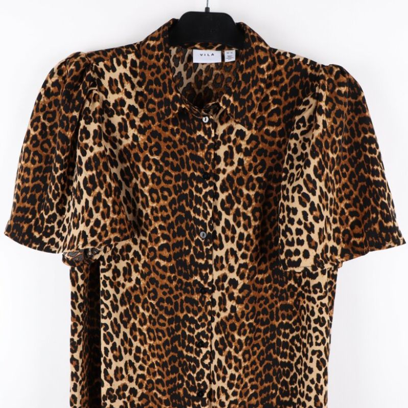 Närbild av leopardmönster och knappdetaljer fram