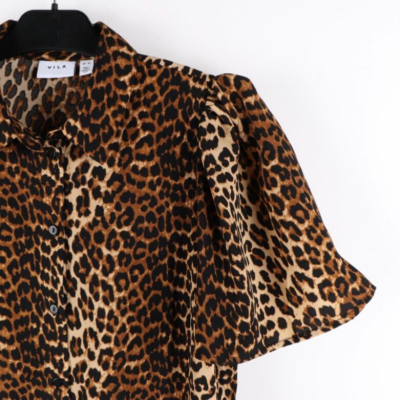 Leopardmönstrad klänning axeldetalj med knapp