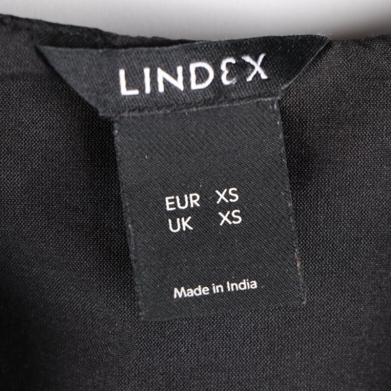 Lindex etiketten som visar storlek: XS