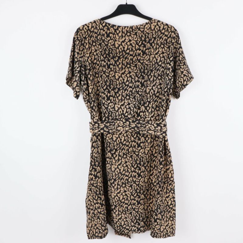 Baksidan av leopardmönstrad klänning