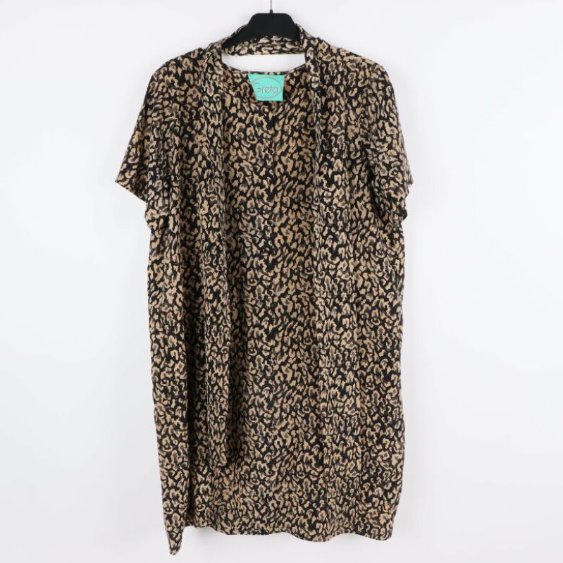 Leopardmönstrad klänning upphängd 