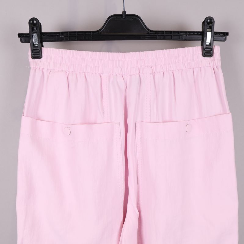 Närbild på bakfickor på rosa byxor