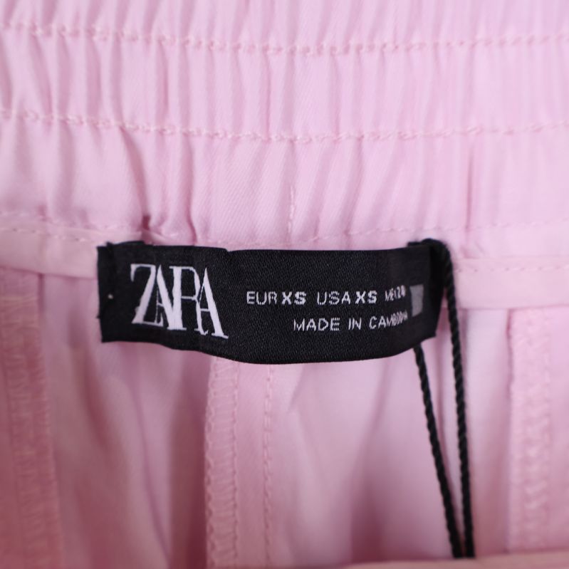 Storleksetikett på rosa byxor från Zara