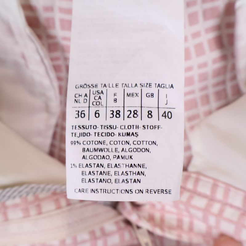 Materialetikett: 98% bomull, 1% elastan