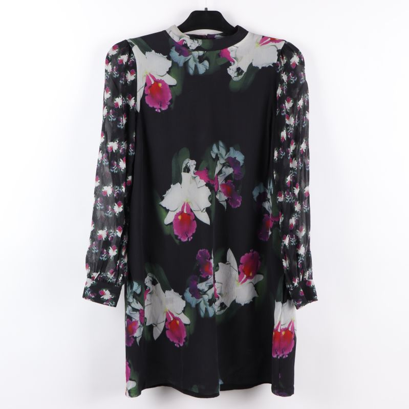 Klänning med blommigt mönster och transparenta ärmar