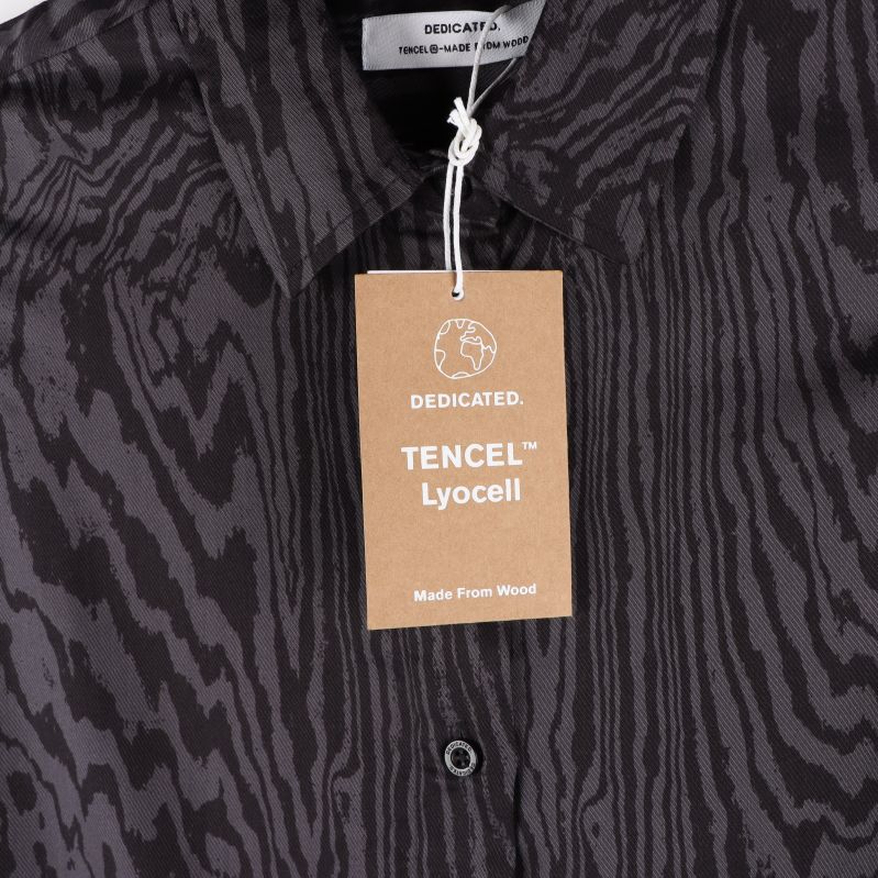 Tygmärke med: DEDICATED. och: TENCEL-lyocell
